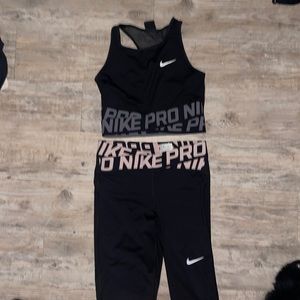 Nike pro set. Like new. X Cross design bands .size small